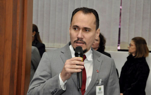 ***O Vereador de Coxim, Abilio Vaneli, se manifestou em suas redes sociais em protesto aos &uacute;ltimos acontecimentos em rela&ccedil;&atilde;o a concess&atilde;o da BR 163. Ele diz que &ldquo;os vereadores e o prefeito da cidade, voltaram de uma reuni&atilde;o na capital, na ter&ccedil;a-feira, indignados&rdquo;. O motivo seria as taxas abusivas que seriam reajustadas ap&oacute;s a relicita&ccedil;&atilde;o da concess&atilde;o da BR 163.