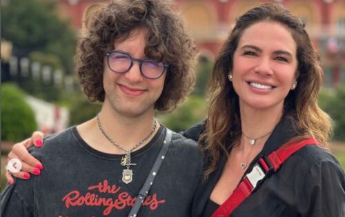 ***Luciana Gimenez j&aacute; est&aacute; plena a frente de seu Superpop, da RedeTV!, depois de um dos maiores traumas de sua vida: o acidente que sofreu de esqui em Aspen, no Colorado, onde quebrou a perna e precisou passar at&eacute; por cirurgias. Lucas Jagger, filho da apresentadora com Mick Jagger, revelou que a m&atilde;e est&aacute; bem e se recuperando aos poucos do grave acidente. &ldquo;Ela est&aacute; bem, andando normal. Vai continuar a fisioterapia, n&atilde;o s&atilde;o quaisquer dois meses que ela vai melhorar. Acho que ela vai se recuperar logo, daqui a pouco. Ela n&atilde;o est&aacute; bem o suficiente para estar aqui, por exemplo&rdquo;, afirmou o jovem &agrave; revista Marie Claire, durante o festival Lollapalooza, no &uacute;ltimo domingo (26). (ofuxico)