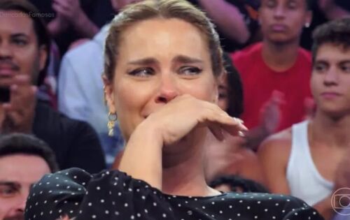 ***No &uacute;ltimo domingo, 9 de abril, Carolina Dieckmann foi uma das juradas do quadro Dan&ccedil;a dos Famosos do &ldquo;Doming&atilde;o do Huck&ldquo;, programa exibido pela Rede Globo. Entre uma apresenta&ccedil;&atilde;o e outra, a atriz recebeu uma homenagem do marido Tiago Worcman e dos filhos Davi, de 23 anos, fruto de seu relacionamento com Marcos Frota, e Jos&eacute;, de 15 anos, do atual casamento com Tiago. &ldquo;Estou aqui para dizer que te amo muito, muito dif&iacute;cil na frente de c&acirc;mera, mas voc&ecirc; sabe como &eacute; grande o meu amor por voc&ecirc;&rdquo;, disse Tiago. Para concluir, o filho mais velho afirmou que n&atilde;o tem intimidade com as c&acirc;meras, mas que se inspira muito na m&atilde;e. &ldquo;A gente cresceu sempre vendo voc&ecirc; na TV, mesmo a gente n&atilde;o tendo nenhuma afinidade com a c&acirc;mera.(ofuxico)