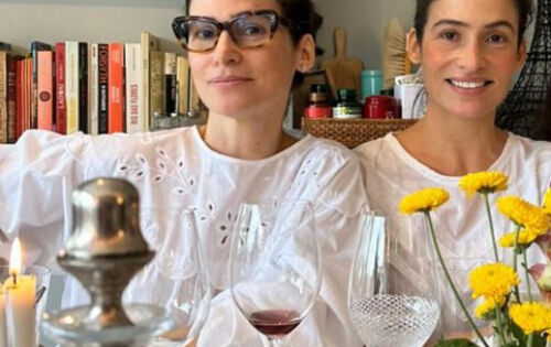 ***A jornalista Renata Vasconcellos resolveu aproveitar o domingo de folga, 16 de abril, e posou ao lado de sua irm&atilde; g&ecirc;mea, Lanza Mazza. Ao publicar a foto em suas redes sociais, os coment&aacute;rios foram imediatos: Alguns seguidores ficaram confusos e n&atilde;o sabiam apontar qual era a irm&atilde; que apresenta o &ldquo;Jornal Nacional&rdquo;. Outros apenas apreciaram a beleza das duas. Um dos seguidores brincou e pensou na possibilidade da irm&atilde; ter ido trabalhar algumas vezes no lugar de Renata, dizendo: &ldquo;Quantas vezes a irm&atilde; g&ecirc;mea da Renata foi apresentar o JN no lugar dela?&rdquo;. Mesmo que semelhan&ccedil;a seja enorme, uma f&atilde; bastante atenta conseguiu matar a charada! &ldquo;Eu diferencio pela pintinha. A irm&atilde; dela (a de &oacute;culos) tem um sinalzinho em cima da sobrancelha, j&aacute; a Renata n&atilde;o tem&rdquo;.(Ofuxico)
