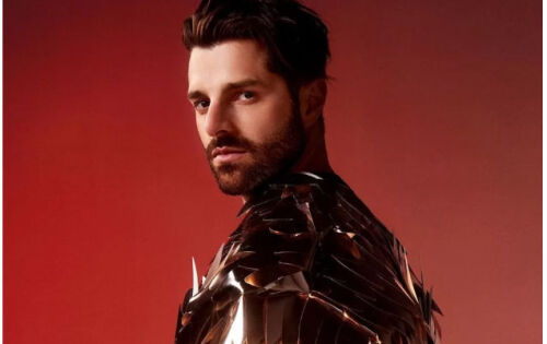 ***Alok recuperou o posto de artista brasileiro mais escutado do mundo no Spotify ao ultrapassar Anitta, feito alcan&ccedil;ado em anos anteriores. Com mais de 22 milh&otilde;es de ouvintes mensais, o produtor musical tem quebrado recordes na plataforma. Em 2017, com Hear Me Now, parceria com Bruno Martini e Zeeba, foi o primeiro brasileiro a chegar &agrave;s 100 milh&otilde;es de reprodu&ccedil;&otilde;es. No ano passado, ele superou os 5 bilh&otilde;es de streamings na mesma plataforma. Entre as faixas de Alok mais tocadas no Spotify est&atilde;o Hear Me Now, Ilus&atilde;o (Cracol&acirc;ndia), Don&rsquo;t Say Goodbye, Liberdade (Quando o Grave Bate Forte) e Deep Down. Na retrospectiva feita pelo Spotify no final de 2022, dentre as dez m&uacute;sicas de artistas brasileiros mais ouvidas no exterio. (Andr&eacute; J&uacute;nior - Metr&oacute;poles)