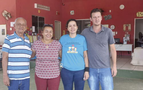 *** Durante uma visita desta colunista e do diretor Rubens Dantas na sede da AAVC, encontramos o secret&aacute;rio de Assist&ecirc;ncia Social de Coxim, Rudinei Vendruscolo e a coordenadora do Projeto Crian&ccedil;a Feliz e Fortalecimento de V&iacute;nculo, Iracy Elias da Silva Lemes, dando total apoio para a coordenadora da AAVC Lucimeire Barbosa (Lucia da AAVC). L&uacute;cia tem realizado um excelente trabalho ajudando as fam&iacute;lias em vulnerabilidade e oferecendo cursos de Capacita&ccedil;&atilde;o Profissional em parcerias com a Prefeitura, Sindicato Rural e Sistema &ldquo;S&rdquo;. Parab&eacute;ns L&uacute;cia pelo seu cora&ccedil;&atilde;o imenso, o que a faz, cada dia mais forte!! 