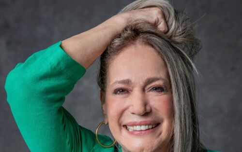 ***O temperamento de Susana Vieira, todos sabem, &eacute; algo &uacute;nico e que s&oacute; &ldquo;se permite&rdquo; por ela ser exatamente assim, sem meio-termo. E a atriz voltou a causar com suas declara&ccedil;&atilde;o ao reconhecer que o fato de ser perfeccionista ao extremo, acabou por interferir na maneira como tratava seus funcion&aacute;rios. &ldquo;Estou largando um pouco disso por causa da falta de tempo. Antigamente, eu era o inferno dos funcion&aacute;rios&rdquo;, afirmou ela em entrevista sincerona ao jornal Extra. A veterana explicou o motivo se ser a &ldquo;pedra no sapato&rdquo;: &ldquo;Vejo um p&oacute; na mesa de longe. Acho assim, se me chamam para fazer uma coisa, tenho que fazer melhor que todo mundo, ser a melhor entre as melhores. E quero que todo mundo que trabalha comigo seja o melhor em suas fun&ccedil;&otilde;es&rdquo;, disse ela. . (ofuxico) foto:TV Globo/ F&aacute;bio Rocha
