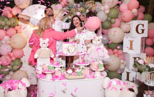 ***Kamilla Salgado e Eli&eacute;ser Ambrosio anunciaram que est&atilde;o a espera de mais um beb&ecirc;. Neste domingo, 7 de maio, realizaram o ch&aacute; revela&ccedil;&atilde;o. As cores rosa e azul disputavam para o an&uacute;ncio t&atilde;o esperado. No momento da revela&ccedil;&atilde;o os papais confessaram que gostariam de ter uma menina. O an&uacute;ncio chegou para contemplar a emo&ccedil;&atilde;o dos dois. O papai n&atilde;o conteve as l&aacute;grimas. A pedido do casal, a m&uacute;sica &ldquo;What a Wonderful World&rdquo; foi o tema na hora do an&uacute;ncio. (ofuxico) Foto:Leo Franco/AgNews
