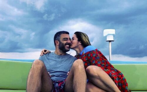 ***No final do ano passado, Christiane Pelajo retomou a rela&ccedil;&atilde;o com Fernando Sita ap&oacute;s tr&ecirc;s anos do casal ter se separado. Durante participa&ccedil;&atilde;o no podcast &ldquo;Papagaio Falante&rdquo;, a jornalista comentou sobre a situa&ccedil;&atilde;o. &ldquo;Quando a gente voltou a se falar, depois de tr&ecirc;s anos separados, chamei o Fernando para ir l&aacute; em casa e ele aceitou. Antes de ele chegar, eu estava arrumando as coisas em casa, escolhendo servir o que ele gostava, come&ccedil;ou a me dar borboletas no est&ocirc;mago. Voltaram as borboletas no est&ocirc;mago. A&iacute; pensei: &lsquo;Tem coisa a&iacute; que eu tinha botado embaixo do tapete&rsquo;. Coisa de alma mesmo. Nunca deixei de am&aacute;-lo nesse tempo que ficamos separados&rdquo;, disse ela. . (ofuxico) foto:Reprodu&ccedil;&atilde;o/Instagram