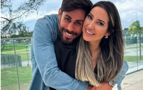 ***Cara de Sapato fez a felicidade daqueles que torcem por um relacionamento entre ele e a campe&atilde; do BBB23. O lutador deixou um coment&aacute;rio para l&aacute; de rom&acirc;ntico em uma live de Amanda e o assunto est&aacute; rendendo nas redes sociais. &ldquo;Eu te amo&rdquo;, escreveu o ex-BBB enquanto Amanda fazia uma transmiss&atilde;o ao vivo para conversar com os seus milhares de seguidores no Instagram. Este pequeno coment&aacute;rio, &eacute; claro, deixou os f&atilde;s do ship &ldquo;DocShoes&rdquo; em polvorosa.