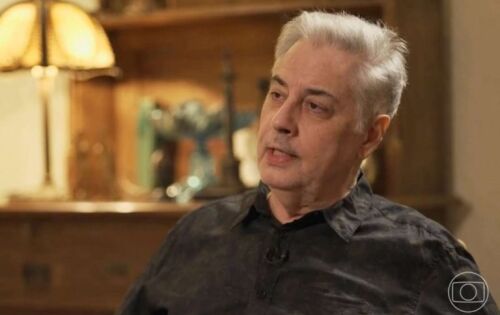 ***Roberto de Carvalho, vi&uacute;vo de Rita Lee, deu entrevista ao &ldquo;Fant&aacute;stico&rdquo;, Globo, que foi ao ar neste domingo, 14 de maio, entre momentos de choro e muita como&ccedil;&atilde;o, revelou detalhes dos &uacute;ltimos momentos com a cantora, que faleceu na segunda-feira, 8 de maio. Roberto deu detalhes do tratamento da int&eacute;rprete de &ldquo;Mania de Voc&ecirc;&rdquo;. O c&acirc;ncer avan&ccedil;ado de Rita Lee n&atilde;o dava a ela muito tempo de vida. Os m&eacute;dicos falavam em tr&ecirc;s ou quatro meses. Contudo, foram mais de dois anos de resist&ecirc;ncia. &ldquo;A Rita &eacute; considerada um milagre pelos m&eacute;dicos que cuidaram dela. Ela foi fazer os exames e viu que tratava-se de um tumor j&aacute; em est&aacute;gio avan&ccedil;ado. O tempo de sobrevida era de tr&ecirc;s a quatro meses. Isso em 2021&rdquo;, apostou. (Ofuxico)