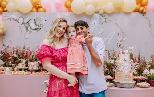 *** No dia 5 de maio a minha linda netinha Angelina celebrou 1 aninho de muita sa&uacute;de, alegria e graciosidade. A comemora&ccedil;&atilde;o foi realizada no sal&atilde;o de festa em Dourados com a presen&ccedil;a dos papais, Tatiane/ M&aacute;rcio e familiares. Angelina &eacute; a alegria da fam&iacute;lia com seu esp&iacute;rito iluminado por Jesus. Vov&oacute; te ama muito minha pequena. Que tenhamos a oportunidade de celebrar com voc&ecirc; muitos anos de vida. Parab&eacute;ns meu amor!! 
