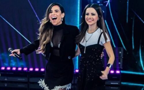 ***Que reencontro! O domingo 28 de maio, ficou marcado pelo dueto de Wanessa Camargo e Sandy, no palco do &ldquo;Doming&atilde;o com Huck&rdquo;, Convidadas para integrar o j&uacute;ri art&iacute;stico da &ldquo;Dan&ccedil;a dos Famosos&rdquo;, as cantoras de 40 anos de idade levaram os f&atilde;s ao del&iacute;rio ao cantarem juntas e abrirem o jogo sobre a rela&ccedil;&atilde;o entre elas. N&atilde;o foram poucas as vezes em que a filha de Zez&eacute; di Camargo e a primog&ecirc;nita de Xoror&oacute; foram apontadas como rivais por conta da carreira musical. Contudo durante o programa comandado por Luciano Huck, elas desmentiram e afirmaram que sempre tiveram uma rela&ccedil;&atilde;o tranquila. (ofuxico) Foto: Reprodu&ccedil;&atilde;o/ TV Globo