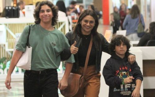 ***Dira Paes foi clicada em um momento raro no &uacute;ltimo final de semana. A atriz, que &eacute; mais discreta em sua vida pessoal, foi fotografada com os dois filhos, In&aacute;cio, de 15 anos, e Martim, de 6, de sua uni&atilde;o com Pablo Bai&atilde;o, no shopping no Rio de Janeiro. Ao ver que estavam sendo clicados, eles ainda acenaram e sorriram para os fot&oacute;grafos presentes no local antes de irem para uma loja.(Ofuxico)