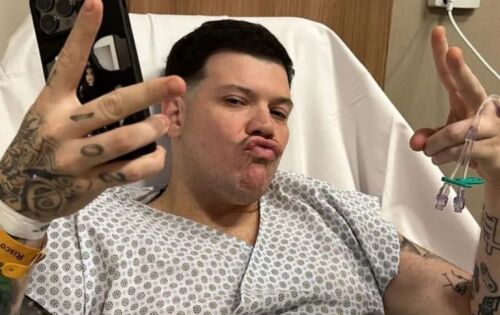 ***Foi uma correria maluca. Na segunda-feira, 19 de junho, o cantor Ferrugem passou por uma cirurgia de emerg&ecirc;ncia. Depois de sentir fortes dores abdominais e falta de ar, o artista foi para o hospital, onde passou por um procedimento na ves&iacute;cula. A assessoria jur&iacute;dica de Ferrugem postou um comunicado, explicando sobre repouso e afastamento dos palcos pelo periodo de 15 dias. &ldquo;O artista foi submetido a uma cirurgia de colecistectomia laparosc&oacute;pica de urg&ecirc;ncia, devido a uma colescistite aguda. Seguindo as orienta&ccedil;&otilde;es do m&eacute;dico que lhe acompanha, o artista necessitar&aacute; de repouso integral pelo per&iacute;odo de 15 (quinze) dias, visando sua pronta recupera&ccedil;&atilde;o. Diante disso, o artista est&aacute; impedido de cumprir seus compromissos agendados para os pr&oacute;ximos dias, os quais ser&atilde;o remarcados para uma data futura. Informamos que o escrit&oacute;rio do artista est&aacute; buscando uma solu&ccedil;&atilde;o em conjunto com os contratantes.&rdquo; (Ar&aacute; Rocha/Ofuxico)