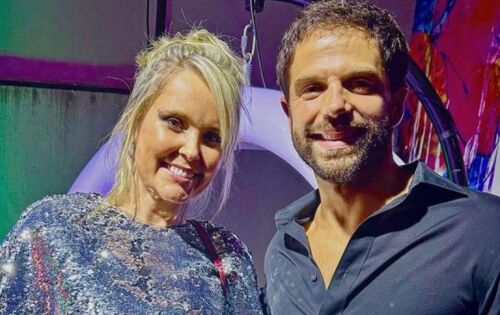 ***Nesta semana, viralizou uma foto de Duda Nagle, ex de Sabrina Sato, com uma suposta nova namorada, a arquiteta Camila Klein. Os coment&aacute;rios da foto postada pela mulher apontavam que o ator estava seguindo em frente ap&oacute;s o t&eacute;rmino com a apresentadora, em mar&ccedil;o deste ano. At&eacute; mesmo o pai da arquiteta alimentou os boatos: &ldquo;Casal lindo&rdquo;, comentou ele. Por&eacute;m, de acordo com o jornalista Lucas Pasin, do UOL, Camila &eacute; apenas uma f&atilde; do ator e eles nunca conversaram por mais do que dois minutos. &ldquo;&Eacute; apenas uma pessoa que pediu para tirar uma foto comigo. Nunca conversei mais de dois minutos. N&atilde;o conhe&ccedil;o ela&rdquo;, esclareceu Duda. Segundo ele, a imagem foi tirada em um evento no &uacute;ltimo final de semana. (ofuxico)foto:Reprodu&ccedil;&atilde;o Instagram