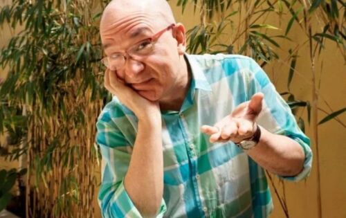 ***Vocalista do grupo &ldquo;Paralamas do Sucesso&rdquo;, Herbert Vianna est&aacute; internado. O cantor paraibano de 62 anos deu entrara no Hospital Copa D&rsquo;Or, na Zona Sul do Rio de Janeiro, ap&oacute;s ser diagnosticado com uma pneumonia leve. O artista est&aacute; sob os cuidados dos m&eacute;dicos da unidade hospitalar e at&eacute; o fechamento desta reportagem, ainda n&atilde;o havia previs&atilde;o de alta. Vale lembrar que em 2001, o artista esteve 45 dias internado no mesmo hospital, depois de sofrer um acidente a&eacute;reo em Mangaratiba, na Costa Verde do Rio de Janeiro. Na ocasi&atilde;o, o ultraleve que pilotava caiu no mar, resultando na morte da esposa do cantor. (ofuxico)foto:Maur&iacute;cio Valadares/ Divulga&ccedil;&atilde;o