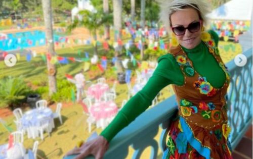 ***Depois de um tempo sem comemora&ccedil;&atilde;o, por conta da pandemia do novo corona v&iacute;rus, Ana Maria Braga voltou a fazer sua tradicional festa junina, que na verdade, aconteceu no s&aacute;bado, 01 de julho. O local seguiu sendo a Fazenda Primavera, propriedade de Ana, que fica em Bofete, no interior de S&atilde;o Paulo. As imagens ser&atilde;o todas exibidas no &ldquo;Mais Voc&ecirc;&rdquo; desta segunda-feira, 03 de julho. Teve at&eacute; uma missa, para agradecer tudo que foi conquistado, incluindo a b&ecirc;n&ccedil;&atilde;o da vida. Ana Maria Braga arrasou na escolha do seu traje para a festa. Muitos babados em um vestido de fundo cor castor, com flores bordadas e bota. Brincos amarelos e chap&eacute;u davam ainda mais charme &agrave; apresentadora. (Ofuxico) FOTO:Reprodu&ccedil;&atilde;o instagram