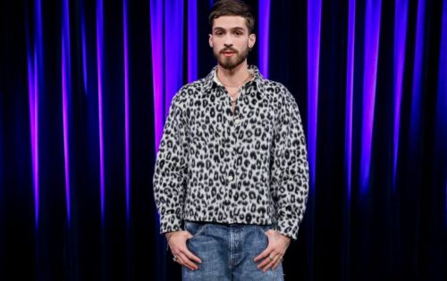 ***Jo&atilde;o Guilherme &eacute; o convidado do programa &ldquo;The Noite&rdquo;, do SBT, de ontem quarta-feira, 5 de julho. O jovem vai bater um papo com Danilo Gentili e, dentre os assuntos, ser&aacute; questionado sobre a torcida de alguns f&atilde;s para que ele viva um romance com a amiga, Maisa Silva. &ldquo;Shippam cara, muito. Eu amo muito a Maisa e ela me ama. Ent&atilde;o a gente &eacute; muito carinhoso um com o outro e a gente &eacute; pr&oacute;ximo h&aacute; muito tempo. A gente j&aacute; gravou, j&aacute; viu o outro passar vergonha, todo mundo j&aacute; namorou, j&aacute; voltou. Ent&atilde;o a rapaziada fica nessa porque sempre que estou com a M&aacute; tamb&eacute;m fa&ccedil;o quest&atilde;o de registrar. &Eacute; amor, j&aacute;. Amor rom&acirc;ntico, n&atilde;o. Quer dizer, quem sou eu para dizer isso?! S&oacute; Deus sabe mas, amor rom&acirc;ntico, n&atilde;o&rdquo;. (Ofuxico)foto: