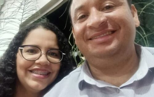 *** Antecipamos os nossos parab&eacute;ns ao vice-prefeito e secret&aacute;rio municipal de Sa&uacute;de de Coxim, Fl&aacute;vio Dias que comemora mais um ano de vida na pr&oacute;xima segunda-feira (10). Na foto ao lado da esposa, querid&iacute;ssima Danielli Schumacher (Detran-Coxim). 