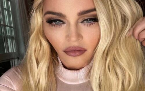 ***Madonna est&aacute; se recuperando bem! Uma f&atilde; da cantora e jornalista de entretenimento chamada Lauren Conlin, compartilhou em sua conta no TikTok, imagens da artista de 64 anos dando um passeio pelas ruas de Nova York com uma amiga. A popstar estava tentando esconder sua identidade usando short de malha, camiseta, t&ecirc;nis, &oacute;culos escuros e um chap&eacute;u. O flagra aconteceu no fim de semana, e Madonna estava na companhia de uma amiga, enquanto caminhavam juntas. &Eacute; a primeira vez que a cantora &eacute; vista desde sua hospitaliza&ccedil;&atilde;o por conta de uma grave infec&ccedil;&atilde;o. (Ofuxico)