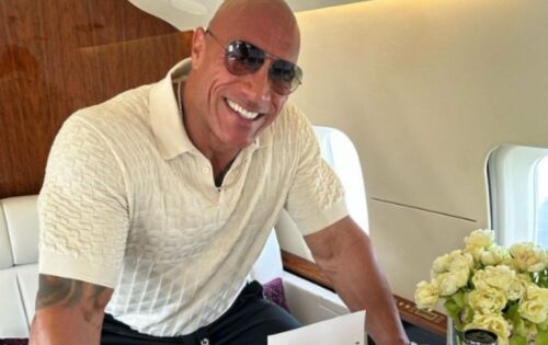 ***Parece que Dwayne Johnson, mais conhecido como The Rock, est&aacute; &ldquo;de boa&rdquo;, no quesito dinheiro. Mesmo com alguns lan&ccedil;amentos que envolvem o ator, passar por momentos dif&iacute;ceis na TV e no Cinema, o fort&atilde;o segue considerado um dos atores mais bem pago de Hollywood. Agora, com um acerto milion&aacute;rio, ele deve bater recordes de sal&aacute;rios por l&aacute;. Com o filme &ldquo;Red One&rdquo;, produzido pela Amazon Studios, Rock contracena com Chris Evans e J.K. Simmons. O longa, com tema natalino, est&aacute; previsto para estrear em dezembro na plataforma e o sal&aacute;rio combinado com o ator &eacute; de deixar a todos com o queixo ca&iacute;do. Segundo o jornalista Matthew Belloni, do &ldquo;Puck&rdquo;, Dwayne vai receber a &ldquo;bagatela&rdquo; de US$ 50 milh&otilde;es (R$ 240.109.989,58) com as filmagens da com&eacute;dia. Este seria o maior valor recebido por um personagem. (ofuxico)