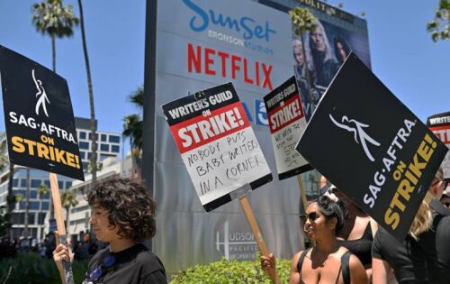 ***Um dos assuntos mais comentados os &uacute;ltimos dias com certeza &eacute; a grande greve de roteiristas e atores em Hollywood, que vem paralisando diversas produ&ccedil;&otilde;es j&aacute; ativas ou prestes a come&ccedil;ar os trabalhos e at&eacute; mesmo a divulga&ccedil;&atilde;o de obras est&aacute; paralisada. O Sindicato de Atores (SAG &ndash; AFTRA) e Sindicato de Roteiristas (WGA) iniciaram o levante ap&oacute;s n&atilde;o conseguirem chegar a um acordo com a Alliance of Motion Picture and Television Producers (AMPTP), associa&ccedil;&atilde;o que representa diversos est&uacute;dios de filmes e s&eacute;ries, como a Sony, a Disney, a Warner, entre outros. Ambos os profissionais possuem um assunto em comum para entrarem em greve: as duas classes profissionais procuram uma atualiza&ccedil;&atilde;o de seus contratos em meio &agrave; domin&acirc;ncia das plataformas de streaming e o uso de Intelig&ecirc;ncia Artificial para diversos servi&ccedil;os.(ofuxico) foto:Grosby Group