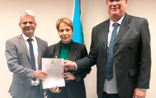 *** O presidente da C&acirc;mara Municipal de Sonora, Jansen Peixoto junto com o prefeito Enelto Ramos, estiveram reunidos com a senadora Tereza Cristina em Bras&iacute;lia para agradecer pessoalmente os recursos destinados para Sa&uacute;de, Assist&ecirc;ncia Social e solicitar mais recurso no valor de R$ 1 milh&atilde;o para aquisi&ccedil;&atilde;o de equipamentos de alta complexidade para melhorar o atendimento a toda popula&ccedil;&atilde;o sonorense. O presidente Jansen, e o prefeito Enelto, sabem que a senadora tem um olhar carinhoso pelo munic&iacute;pio. 