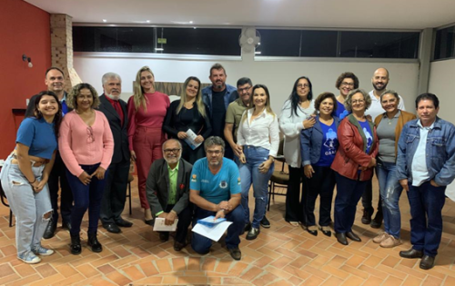 *** Grupo de Apoio &agrave; Ado&ccedil;&atilde;o Manjedoura (GAAM), em parceria com a Vara da Inf&acirc;ncia e Juventude e o Servi&ccedil;o de Acolhimento em Fam&iacute;lia. Acolhedora/SEMCAS reuniu com a imprensa local (Coxim) para um &ldquo;Caf&eacute; com prosa&rdquo; com o objetivo de apresentar o Projeto Ado&ccedil;&atilde;o e suas faces: Atitude de Amor, bem como sensibilizar esses importantes profissionais sobre a import&acirc;ncia que a m&iacute;dia tem na causa da ado&ccedil;&atilde;o de crian&ccedil;as e adolescentes. O Encontro ocorreu de forma descontra&iacute;da, onde os organizadores expuseram o assunto, possibilitando uma troca de informa&ccedil;&otilde;es. Infelizmente por motivo de viagem n&atilde;o tive o privil&eacute;gio de estar presente, mas desde j&aacute; agrade&ccedil;o o convite e parabenizo os organizadores, na pessoa da querida Eulina pela iniciativa. 