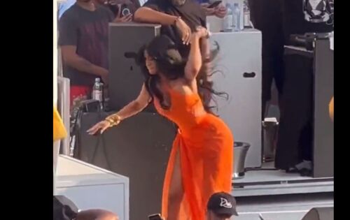 ***A Cantora Cardi B se irritou e &lsquo;perdeu a linha&rsquo; em um show em Las Vegas (EUA) no &uacute;ltimo s&aacute;bado (29). Isso porque, foi surpreendida por um &lsquo;banho&rsquo; de bebida atirado por algu&eacute;m da pista, ocasi&atilde;o em que a artista revidou e jogou o microfone no f&atilde;. Os seguran&ccedil;as presentes no evento desceram do palco e removeram o f&atilde; envolvido na situa&ccedil;&atilde;o, evitando maiores transtornos durante o espet&aacute;culo. O v&iacute;deo da cena movimentou as redes sociais, mas Anitta saiu em defesa da rapper, dizendo que teria feito o mesmo se fosse tivesse acontecido com ela.(midiamax) foto:Reprodu&ccedil;&atilde;o