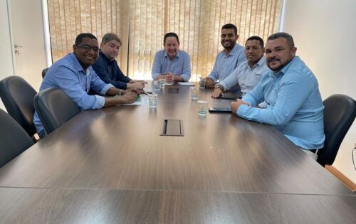 ***O prefeito de Coxim, Edilson Magro, est&aacute; empenhado em trazer mais desenvolvimento econ&ocirc;mico para o munic&iacute;pio, tendo como foco a agricultura, especialmente o cultivo de soja. Para isso, ele esteve na quarta-feira (2) em Campo Grande com o secret&aacute;rio-adjunto da Secretaria de Meio Ambiente, Desenvolvimento, Ci&ecirc;ncia, Tecnologia e Inova&ccedil;&atilde;o (SEMADESC), Walter Carneiro J&uacute;nior, solicitando recursos para implantar um Campo Experimental de soja na cidade. Segundo o prefeito, a ideia &eacute; expor Coxim para o Brasil e para o mundo, gerando mais emprego e renda para a popula&ccedil;&atilde;o. Na semana passada, o prefeito tamb&eacute;m visitou um Campo Experimental em Alcin&oacute;polis,onde conheceu as t&eacute;cnicas e os resultados da produ&ccedil;&atilde;o de soja na regi&atilde;o, bem como os avan&ccedil;os da pecu&aacute;ria aliada a sistemas integrados com lavoura e floresta. Acompanharam o prefeito o secret&aacute;rio de Desenvolvimento Sustent&aacute;vel, Sergio Alexandre; os vereadores Ademir Peteca e William Meira; e o presidente da Funrondon, Darinei Neri. Foto e Fonte: Augusto Marques