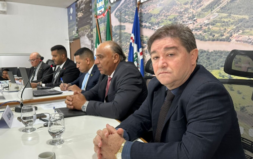  *** Na ter&ccedil;a-feira (7), o prefeito de Coxim, Edilson Magro participou da sess&atilde;o de retorno do recesso parlamentar, e aproveitando a parceria dos vereadores lan&ccedil;ou 10 itens importantes para o desenvolvimento do munic&iacute;pio, chamando os vereadores para juntos trabalharem nas pautas apresentadas. Edilson tamb&eacute;m reafirmou o compromisso do Executivo com o Legislativo para trabalhar em conjunto pelo bem-estar da popula&ccedil;&atilde;o e agradeceu aos 13 vereadores pela parceria e pela colabora&ccedil;&atilde;o e cobran&ccedil;a justa das demandas dos cidad&atilde;os. 
