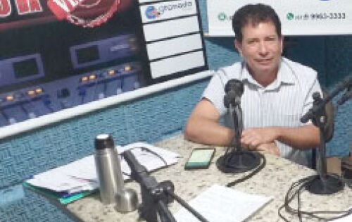 ***O Comunicador Valdeir Sim&atilde;o, que leva ao ar todos os s&aacute;bados o Programa Hora da Verdade pela FM Pantaneira, estar&aacute; celebrando na quarta-feira (23), mais um ano de vida. O programa comandado por Valdeir nas manh&atilde;s de s&aacute;bado &eacute; sucesso a cada dia que passa, e por esse motivo, queremos parabenizar duplamente aqui, o nosso parceiro e amigo muito querido. Parab&eacute;ns Valdeir!!
