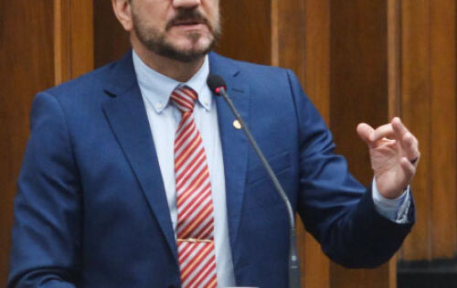 *** De acordo com o presidente do PT, Vladimir Ferreira, o deputado estadual Pedro Kemp destinou uma emenda no valor de 50 mil reais para atender o Centro de Educa&ccedil;&atilde;o Infantil do Senhor Divino e a Escola Maria L&uacute;cia no bairro dos Pequis. Tudo que beneficia o munic&iacute;pio de Coxim, &eacute; sempre muito bem vindo!!