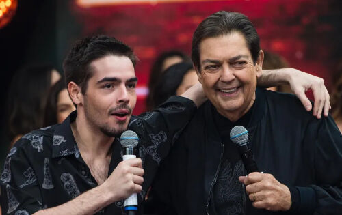 *** A not&iacute;cia sobre o filho de Fausto Silva compartilhando a jornada de seu pai na fila de transplante de cora&ccedil;&atilde;o &eacute; profundamente comovente. &Eacute; um lembrete poderoso de que, por mais p&uacute;blicas que sejam suas vidas, as figuras p&uacute;blicas enfrentam desafios pessoais e emocionais. Nesse momento de adversidade, testemunhamos o amor inabal&aacute;vel entre pai e filho, e a coragem necess&aacute;ria para compartilhar essa jornada com o p&uacute;blico. Que Fausto Silva encontre for&ccedil;a e que esta hist&oacute;ria inspire muitos a valorizarem os momentos de conex&atilde;o e apoio em meio &agrave;s tempestades da vida.