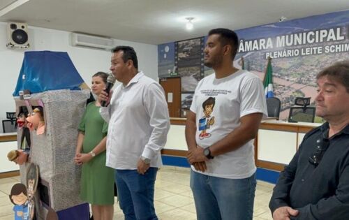 ***Na manh&atilde; de quarta-feira (30), a C&acirc;mara Municipal de Coxim sediou o projeto Procon de Coxim vai &agrave;s escolas, que tem como objetivo promover a educa&ccedil;&atilde;o das crian&ccedil;as sobre os direitos e deveres do consumidor. O evento contou com a participa&ccedil;&atilde;o de alunos da Escola Municipal Marechal Rondon, que assistiram a uma apresenta&ccedil;&atilde;o teatral com o tema &ldquo;A Fam&iacute;lia Oliveira buscando seus direitos&rdquo;, realizada por estudantes da Escola Estadual Padre Nunes. Em seguida, o vereador William Meira ministrou uma palestra sobre o direito do consumidor, explicando os conceitos b&aacute;sicos e as formas de defesa. A secret&aacute;ria de educa&ccedil;&atilde;o Michelle Proen&ccedil;a tamb&eacute;m esteve presente no evento e parabenizou o Procon pela iniciativa. Ela ressaltou a relev&acirc;ncia do projeto para a forma&ccedil;&atilde;o dos alunos e para o fortalecimento da rela&ccedil;&atilde;o entre o poder p&uacute;blico e a comunidade escolar. O prefeito Edilson Magro, disse que o projeto &eacute; uma iniciativa que visa formar consumidores conscientes, que possam exercer sua cidadania e contribuir para uma sociedade mais justa e equilibrada e falou tamb&eacute;m que a educa&ccedil;&atilde;o &eacute; a base de tudo e &eacute; por meio dela que podemos transformar a realidade do nosso munic&iacute;pio. Parabenizamos todos os envolvidos nesse projeto important&iacute;ssimo!!