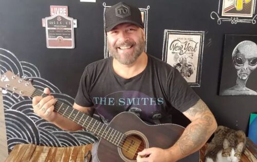 *** A vida do baixista Mingau, conhecido por seu talento e contribui&ccedil;&atilde;o para a m&uacute;sica brasileira, est&aacute; enfrentando um momento desafiador ap&oacute;s um epis&oacute;dio tr&aacute;gico. Mingau foi baleado e agora precisa de nossa ajuda. Sua fam&iacute;lia faz um apelo emocionado por doa&ccedil;&otilde;es de sangue para garantir que ele tenha acesso ao tratamento necess&aacute;rio. Esse triste acontecimento nos lembra da import&acirc;ncia da doa&ccedil;&atilde;o de sangue. Cada doa&ccedil;&atilde;o pode salvar vidas e oferecer esperan&ccedil;a a pessoas que enfrentam momentos dif&iacute;ceis. O gesto de doar sangue &eacute; um ato de amor e solidariedade que todos n&oacute;s podemos realizar. Vamos unir nossas for&ccedil;as para ajudar Mingau e tantos outros que precisam. Sua doa&ccedil;&atilde;o pode fazer toda a diferen&ccedil;a.