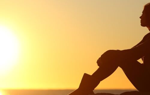 REFLEX&Atilde;O *** &lsquo;O amor &eacute; paciente, o amor &eacute; bondoso. N&atilde;o inveja, n&atilde;o se vangloria, n&atilde;o se orgulha. N&atilde;o maltrata, n&atilde;o procura seus interesses, n&atilde;o se ira facilmente, n&atilde;o guarda rancor. O amor n&atilde;o se alegra com a injusti&ccedil;a, mas se alegra com a verdade. Tudo sofre, tudo cr&ecirc;, tudo espera, tudo suporta.&rsquo; (1 Cor&iacute;ntios 13:4-7) Essas palavras do ap&oacute;stolo Paulo nos convidam a refletir sobre a ess&ecirc;ncia do amor e como ele deve permear nossas vidas. O amor &eacute; um dom divino que nos conecta uns aos outros, nos ensina a ser pacientes e gentis, e nos encoraja a manter a f&eacute; mesmo nas adversidades. Que possamos, como indiv&iacute;duos e como sociedade, cultivar esse amor em nossos cora&ccedil;&otilde;es, praticando a paci&ecirc;ncia, a espera, a compaix&atilde;o e a toler&acirc;ncia. Ao isso, podemos construir relacionamentos mais saud&aacute;veis, promover a paz e tornar o mundo um lugar melhor para todos.