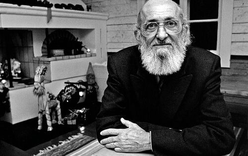 **** Hoje, celebramos o anivers&aacute;rio de nascimento de Paulo Freire, um &iacute;cone da educa&ccedil;&atilde;o e filosofia brasileira. Seu legado como educador, expresso em obras como &lsquo;Pedagogia do Oprimido&rsquo;, transcende fronteiras e inspira n&atilde;o apenas educadores, mas tamb&eacute;m movimentos sociais em todo o mundo. Apesar de sua partida em 1997, seu impacto perdura em salas de aula e universidades em todo o planeta, lembrando-nos do poder da educa&ccedil;&atilde;o para a emancipa&ccedil;&atilde;o. A falta de Paulo Freire &eacute; sentida profundamente, mas seu legado continua vivo em cada sala de aula onde as ideias da pedagogia libertadora s&atilde;o praticadas, em cada educador que busca capacitar seus alunos e em cada pessoa que luta por um mundo mais justo e igualit&aacute;rio. Feliz anivers&aacute;rio, Paulo Freire. Seu legado &eacute; eterno.&rdquo;