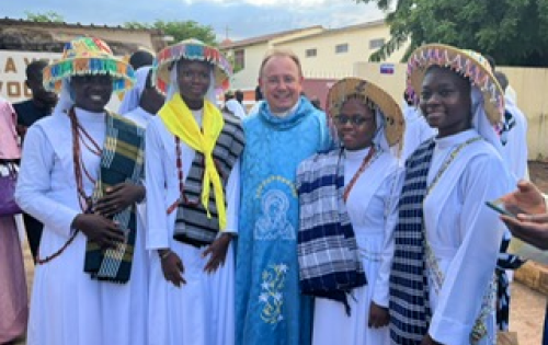 *** Essa semana recebi uma mensagem e essa foto linda cheia de carinho e palavras lindas do nosso amigo querido e eterno padre Micael Carlos Andrejzwski diretamente da &Aacute;frica. Padre Micael, atualmente encarregado de neg&oacute;cios da Nunciatura Apost&oacute;lica da Santa S&eacute; - Embaixada do Estado do Vaticano no Senegal, Guin&eacute;-Bissau, Cabo Verde e na Maurit&acirc;nia. Micael conquistou n&atilde;o s&oacute; Coxim e Regi&atilde;o Norte, mas tamb&eacute;m o estado de MS e como presente recebeu das m&atilde;os do atual vice-governador Barbosinha o t&iacute;tulo de Cidad&atilde;o Sul-matogrossense. A honraria foi concedida no final do ano passado, quando Barbosinha ainda ocupava o cargo de deputado estadual