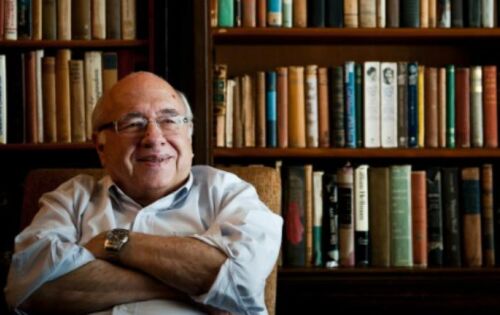 *** &ldquo;A gente n&atilde;o faz anivers&aacute;rios. Os anivers&aacute;rios &eacute; que v&atilde;o fazendo a gente. E depois, pouco a pouco, nos desfazendo.&rdquo; Com essa frase maravlhosa que desejamos um Feliz aniver&aacute;rio para o grande escritor, humorista, cartunista, tradutor, roteirista de televis&atilde;o, autor de teatro e romancista brasileiro Luis Fernando Verissimo. Que este dia seja repleto de alegrias e que viva muitos anos mais, nos agraciando com suas obras e sensibilidade. Parab&eacute;ns, Luiz.