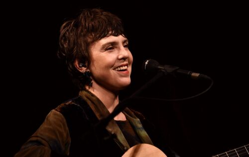 *** Quem faz anivers&aacute;rio hoje tamb&eacute;m &eacute; a saudosa Adriana Calcanhotto. Cantora, compositora, int&eacute;rprete, instrumentista, produtora musical, arranjadora, escritora e ilustradora brasileira, al&eacute;m de atuar como professora e embaixadora da Universidade de Coimbra, em Portugal. Uma artista multifacetas, que representa toda a pluralidade do nosso pa&iacute;s. Parab&eacute;ns, Adriana.