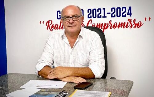 *** O servidor p&uacute;blico municipal de Rio Verde, p&ocirc;de pagar suas contas antecipadas e passar o fim de semana com dinheiro no bolso. Em demonstra&ccedil;&atilde;o de compromisso com os servidores municipais e de efici&ecirc;ncia na administra&ccedil;&atilde;o p&uacute;blica, o Prefeito R&eacute;us Fornari anunciou a antecipa&ccedil;&atilde;o do pagamento dos sal&aacute;rios j&aacute; na sexta-feira passada (29) e liberado para saque j&aacute; no s&aacute;bado dia 30. A decis&atilde;o de antecipar o pagamento, que tem sido uma pr&aacute;tica constante na gest&atilde;o do Prefeito R&eacute;us, foi elogiada pela Secret&aacute;ria de Finan&ccedil;as, Sra. Carmen Santa Cruz e pelos comerciantes que depende de movimento na economia. O Prefeito R&eacute;us apesar de reservado e sistem&aacute;tico ele tem sido incans&aacute;vel em sua dedica&ccedil;&atilde;o &agrave; cidade de Rio Verde e aos servidores. Desde que assumiu a gest&atilde;o, ele tem priorizado o pagamento dos sal&aacute;rios de forma antecipada, garantindo tranquilidade financeira aos funcion&aacute;rios p&uacute;blicos. Fornari refor&ccedil;a seu compromisso na busca constante por melhorias na administra&ccedil;&atilde;o p&uacute;blica.