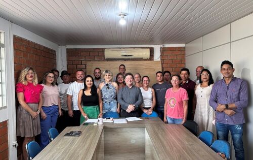 *** Parab&eacute;ns aos novos membros do Conselho Municipal de Pol&iacute;ticas Culturais de Coxim, que tomaram posse na manh&atilde; de ontem(5). O Conselho &eacute; formado por representantes da sociedade civil e do poder p&uacute;blico, que t&ecirc;m como objetivo elaborar, acompanhar e fiscalizar as pol&iacute;ticas culturais do munic&iacute;pio. O prefeito Edilson Magro, deu posse aos membros do Conselho em reuni&atilde;o realizada na Casa dos Conselhos e falou da import&acirc;ncia do conselho para o desenvolvimento cultural de Coxim onde cada membro ir&aacute; defender os interesses da cultura coxinense e parabenizou os pela disposi&ccedil;&atilde;o em participar do processo, onde quem ganha &eacute; a popula&ccedil;&atilde;o coxinense.