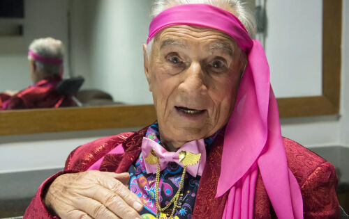 *** Hoje comemoramos o anivers&aacute;rio do ator, humorista e dublador Orlando Drummond, o eterno Seu Peru da Escolinha do Professor Raimundo, morreu aos 101 anos, no dia 27 de julho de 2021, em sua casa, em Vila Isabel, Zona Norte do Rio. Mesmo com sua dolorosa partida, n&atilde;o poderiamos deixar passar a data de seu anivers&aacute;rio sem lembrar de sua figura importantissima para a arte brasileira. Revolucuin&aacute;rio, a frente do seu tempo. Orlando sempre ser&aacute; lembrado por todos n&oacute;s.