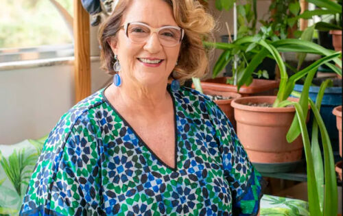 *** Anivers&aacute;rio hoje de Rosane Gofman, que nasceu Rosane Gass Gofman, na cidade do Rio de Janeiro, no dia 18 de outubro de 1957. Formada em Fonoaudiologia, come&ccedil;ou a fazer o curso de Direito, mas parou pois o teatro falou mais alto. Em 1975, entrou para a escola de teatro O Tablado, onde atuou em v&aacute;rias pe&ccedil;as. Em seguida estreou no teatro profissional. Participou do grupo teatral Pessoal do Despertar, onde faziam parte os artistas Maria Padilha, Miguel Falabella, Daniel Dantas, Zez&eacute; Polessa. Por volta de 1980, come&ccedil;ou a dar aulas de teatro. &Eacute; propriet&aacute;ria da Escola de Artes C&ecirc;nicas Rosane Gofman e foi a coordenadora do curso de forma&ccedil;&atilde;o de ator na Universidade Est&aacute;cio de S&aacute;, no Rio de Janeiro. A televis&atilde;o, chegou na vida de Rosane em 1983, quando estreou na novela global Louco Amor, e desde ent&atilde;o nunca mais parou. Com tempo de com&eacute;dia muito bom, sendo aproveitada tamb&eacute;m para programas humor&iacute;sticos da casa.