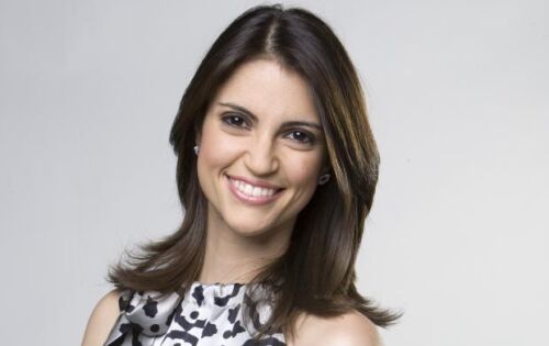 *** Christiane Manolio Vallad&atilde;o Flores, mais conhecida como Chris Flores, tamb&eacute;m comemora mais um ano de vida hoje. Ela &eacute; uma apresentadora e jornalista brasileira. Apresentou o Hoje em Dia, BBQ Brasil e F&aacute;brica de Casamentos. Atualmente, comanda o Fofocalizando. Chris possui uma carreira cheia de altos e baixos, sendo muito conhecida por sua ingenuidade no caso da gr&aacute;vida de Taubat&eacute;. Parab&eacute;ns, Chris! 