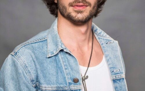 *** Hoje &eacute; anivers&aacute;rio de Filipe Kartalian Ayrosa Galv&atilde;o, mais conhecido pelo seu nome art&iacute;stico Fiuk. Fiuk &eacute; um ator e cantor brasileiro, filho do famoso cantor F&aacute;bio J&uacute;nior. O ator ficou bastante conhecido por seus pap&eacute;is em &ldquo;malha&ccedil;&atilde;o&rdquo; e na novela &ldquo;A for&ccedil;a do querer&rdquo;, sendo participante da edi&ccedil;&atilde;o do BBB 21. Parab&eacute;ns, Fiuk!