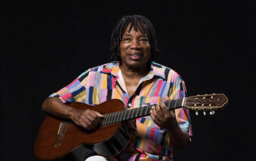 **** Hoje &eacute; um dia especial para a m&uacute;sica brasileira, pois celebramos o anivers&aacute;rio de um verdadeiro &iacute;cone, Milton Nascimento! No dia 26 de outubro, queremos parabenizar este incr&iacute;vel cantor, compositor e multi-instrumentista, cujo nome ressoa n&atilde;o apenas no Brasil, mas em todo o mundo. Milton Nascimento &eacute; uma lenda viva da M&uacute;sica Popular Brasileira, cujo talento e influ&ecirc;ncia transcenderam gera&ccedil;&otilde;es. Hoje, celebramos n&atilde;o apenas mais um ano de vida de Milton Nascimento, mas tamb&eacute;m a riqueza de sua contribui&ccedil;&atilde;o para a cultura musical brasileira. Que este dia seja repleto de amor, m&uacute;sica e momentos memor&aacute;veis. Feliz anivers&aacute;rio, Milton Nascimento!
