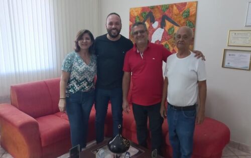 ** Com muito carinho recebemos a visita na nossa reda&ccedil;&atilde;o do Pastor W&eacute;llison Tocha residente em S&atilde;o Paulo, e o pastor da Adna de Coxim, Josaf&aacute;, que juntos realizaram na sexta- feira, s&aacute;bado e domingo a grande Cruzada de Milagres. Foi maravilhoso os tr&ecirc;s dias de encontro com Deus!!