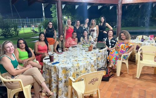 *** Na quarta-feira a corretora de Im&oacute;veis, Vera Franco reuniu um grupo de amigas para bater papo e celebrar o ano que est&aacute; se encerrando com muita alegria e bom gosto. A noite foi linda, com mulheres lindas e empoderadas onde foi sorteado muitos brindes lindos e de muito bom gosto doados por diversas lojas locais. As fotos do evento pode ser conferidas no nosso site www.diariodoestadoms.com.br &ndash;Eventos