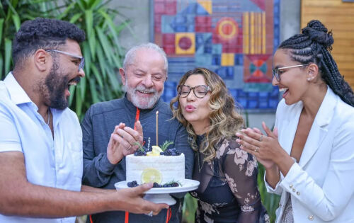 ***** Hoje, dia 27 de Outubro, nosso presidente Luiz In&aacute;cio Lula da Silva, mais conhecido como Lula, comemora mais um ano de vida. Lula &eacute; um ex-metal&uacute;rgico, ex-sindicalista e pol&iacute;tico brasileiro. Filiado ao Partido dos Trabalhadores, &eacute; o 39.&ordm; presidente do Brasil desde 1.&ordm; de janeiro de 2023. Foi tamb&eacute;m o 35.&ordm; presidente da Rep&uacute;blica, de 2003 a 2011. Desejamos ao predidente muitos anos de vida e muita sabedoria para que possa guiar nosso pa&iacute;s pelo melhor caminho. Parab&eacute;ns, Presidente! 