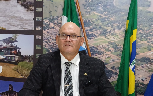 *** Nossos parab&eacute;ns ao atuante vereador de Coxim, Vilmar Vendruscolo que celebrou mais um ano de vida na quarta-feira (1). Parab&eacute;ns pelo anivers&aacute;rio e pelo sucesso alcan&ccedil;ado at&eacute; aqui e muita sorte para o novo desafio!