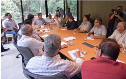 *** O governador Eduardo Ridel recebeu esta semana alguns prefeitos que integram o Cointa. O prefeito de Coxim, Edilson Magro aproveitou a oportunidade para apresentar algumas demandas de Coxim, entre elas, o t&atilde;o sonhado curso de medicina.